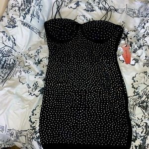 Beautiful  gown. 3X fits snug Also comfortable for straight or curvy body shape.